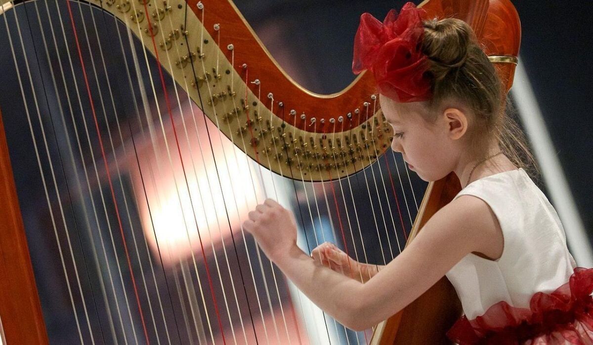     Девочка играет на арфе. Источник: mos.ru Автор фото: Пресс-служба Мэра и Правительства Москвы