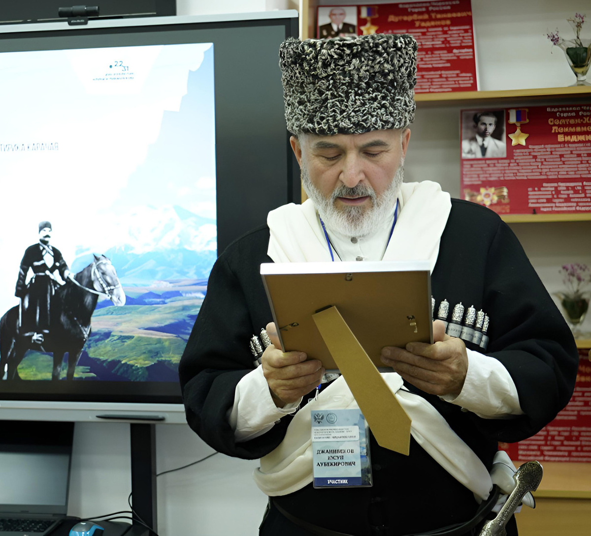 Глава рода Джанибековых Юсуп Аубекирович вручил благодарственные письма знатокам творчества Аппы. Фото Лейлы ЭБЗЕЕВОЙ.