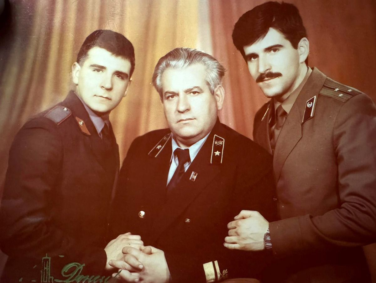 Анатолий Демин со своими сыновьями Геннадием и Сергеем