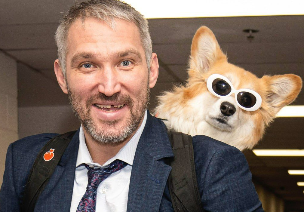 На матч с "Анахаймом" Александр Овечкин вышел, неся в рюкзаке собаку. Фото: НХЛ