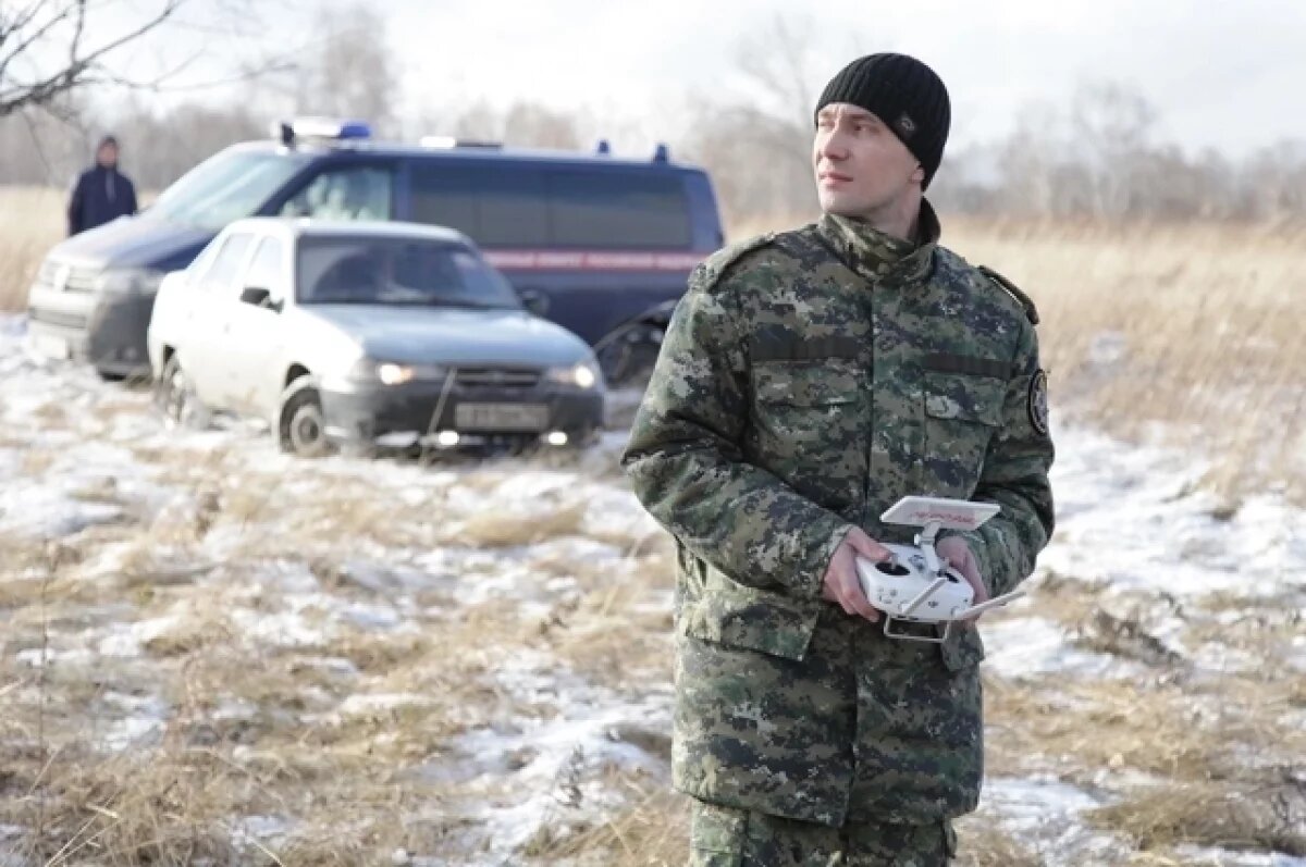    Работе следователя помогают оперативники, криминалисты, сотрудники ФСБ.