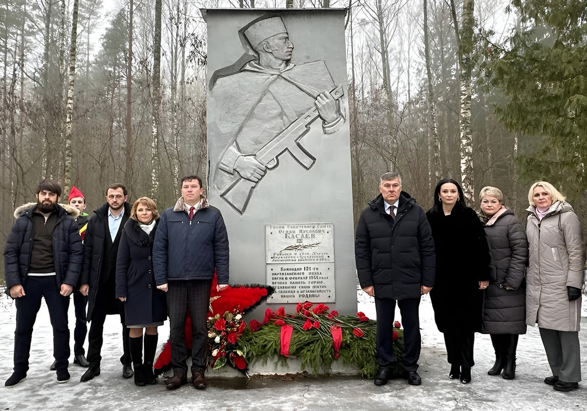 Делегация Карачаевска посетила памятник Герою Советского Союза Осману Касаеву