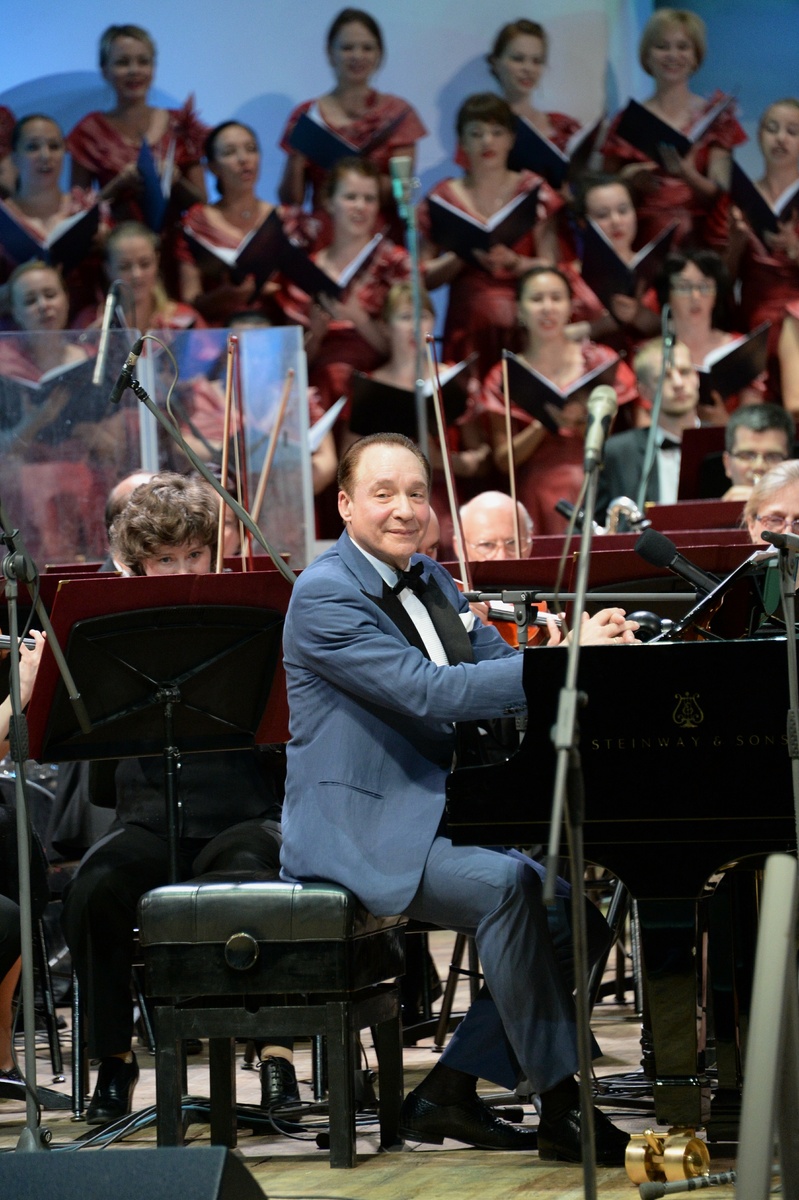    Уже во время учёбы в музыкальном училище при Московской государственной консерватории имени Чайковского Дунаевский-младший возглавил эстрадную студию «Наш дом» при МГУ. Образование он продолжил на теоретико-композиторском отделении консерватории по классу композиции, который окончил в 1970-м / globallookpress.com / Anatoly Lomohov/Russian Look