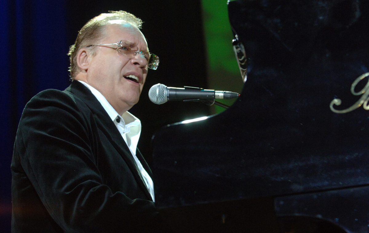    Среди преподавателей, у которых учился Дунаевский, были знаменитые композиторы: Альфред Шнитке, Дмитрий Кабалевский, Андрей Эшпай, Тихон Хренников. Максим Дунаевский освоил четыре специальности: игру на фортепиано, теорию музыки, композицию и дирижирование / РИА Новости / Сергей Пятаков