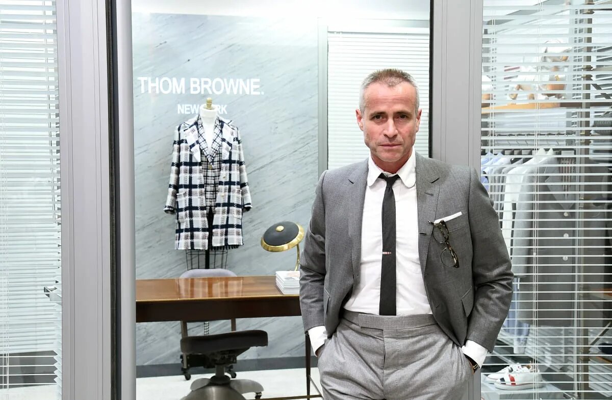 Том Браун в своем офисе и своем костюме