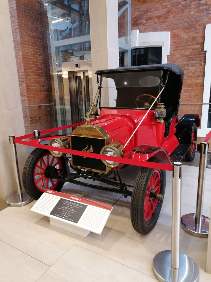 Фото автора. Как вам атрибут статуса прошлого века? 