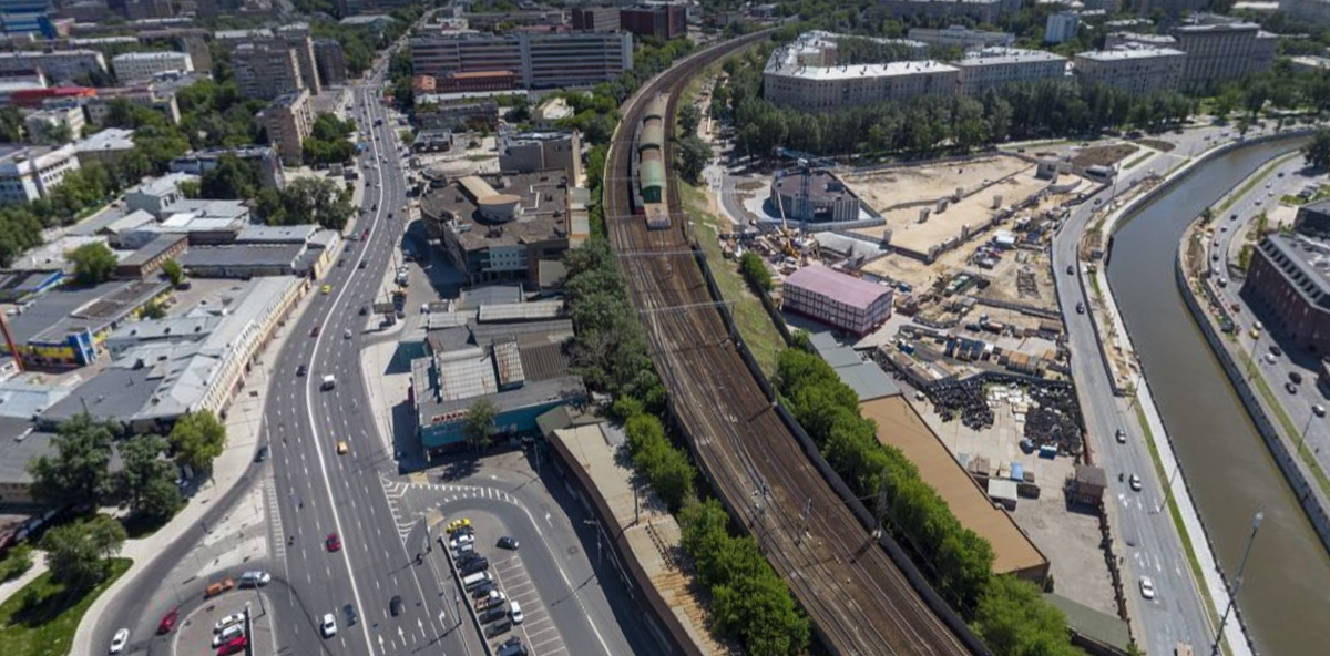 Ж/д платформа Электрозаводская с высоты. Вид от одноимённого моста, 2021. Яндекс.Панорамы. Важный момент: в статье я использую слова "станция", "платформа", "остановочный пункт", как синонимы. Я знаю, что технически это разные термины. Но для написания материала так удобнее.