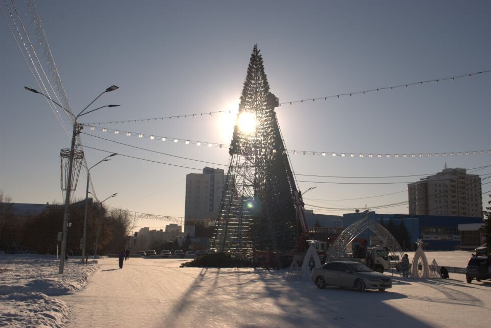    Демонтаж елки на площади Сахарова. Источник: Елизавета Жаринова