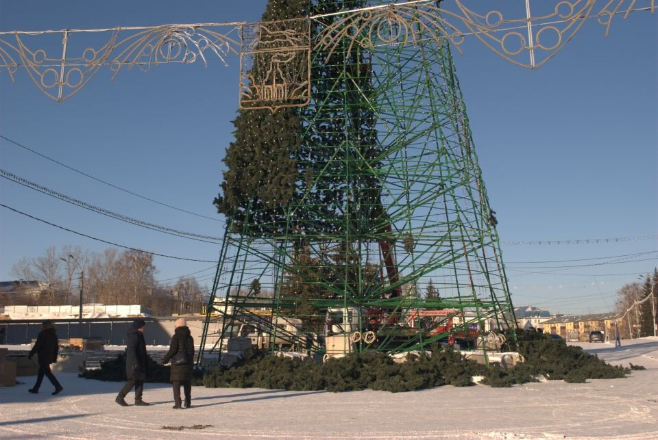    Демонтаж елки на площади Сахарова. Источник: Елизавета Жаринова