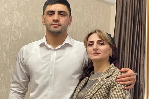 Неру со своей мамой - Сапижат.