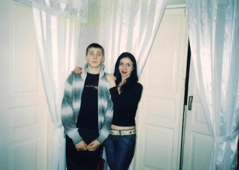 По-моему 2003 год. Я со старшим сыном. Помните, были в моде джинсы с низкой посадкой и укороченные кофточки в стиле  R'n'B 🙂