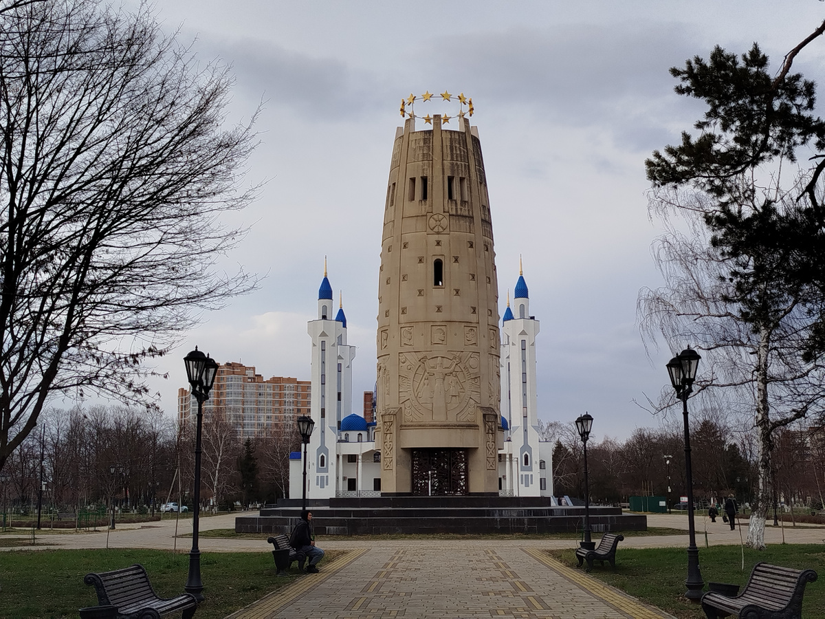 на переднем плане памятник, местные называют его "Очаг"