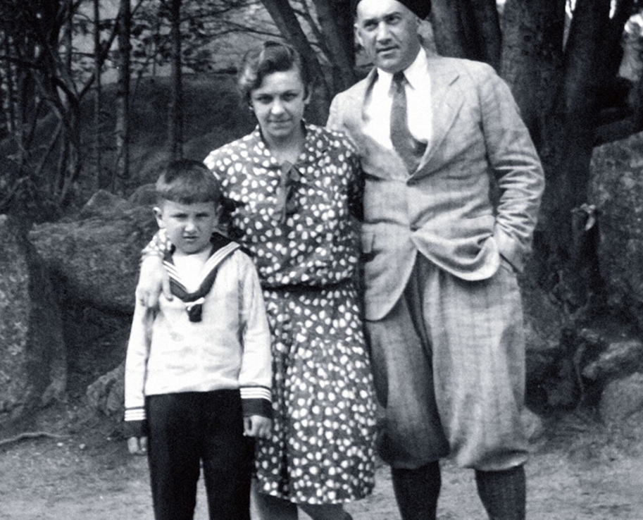 Евгений Весник в детстве с родителями. Фото: 7 дней