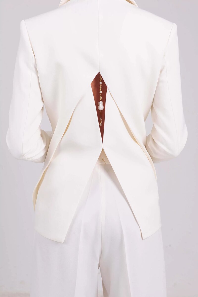 пиджак с оригинальным вырезом белый