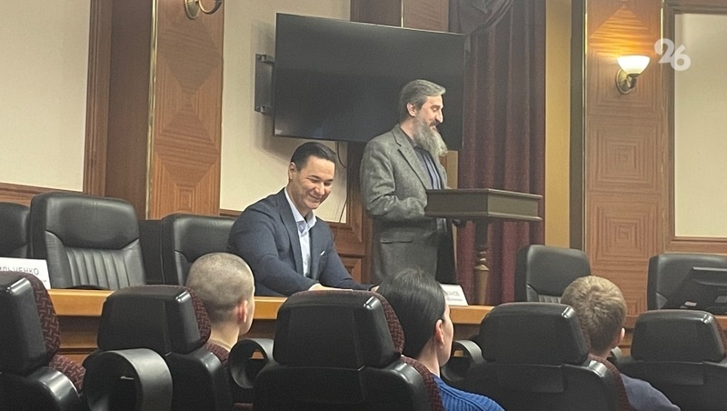 Виктор Аксёнов за трибуной
Фото: Кристина Кузёма / ИА «Победа26»
