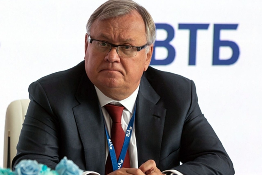    Костин объяснил появление «абсурдных слухов» о заморозке вкладов