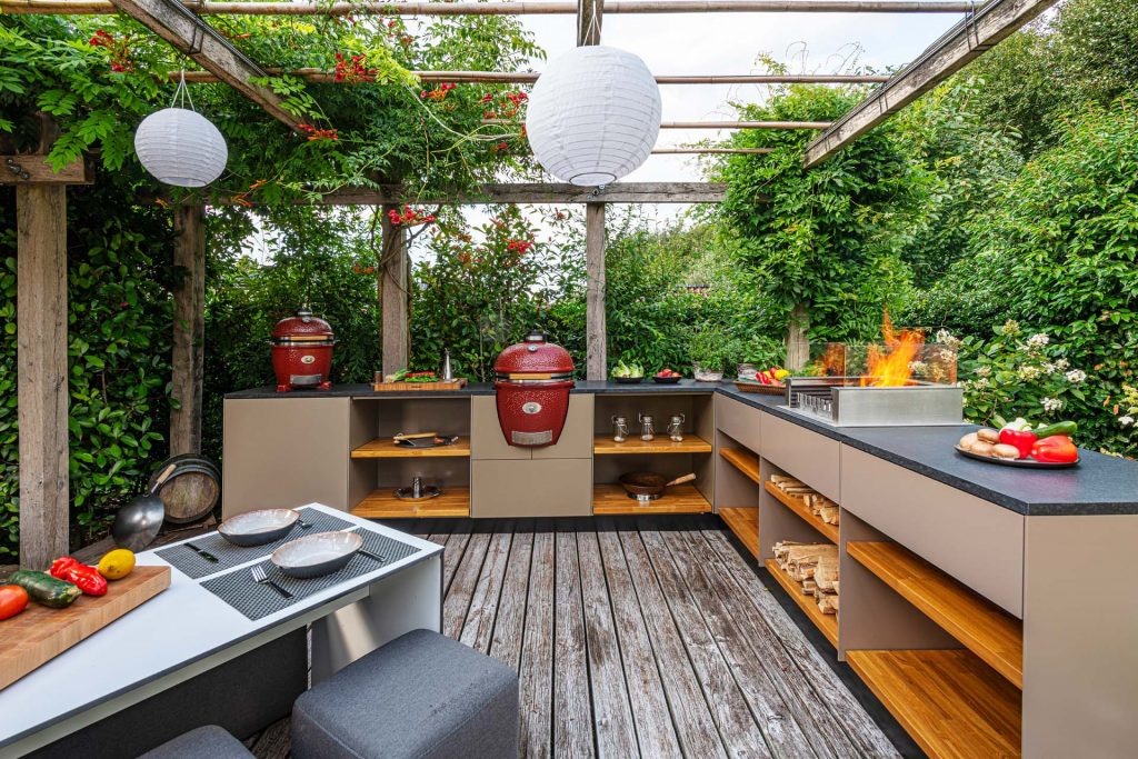 Уличная кухня с грилями Monolith. Фото: Freiluftkueche