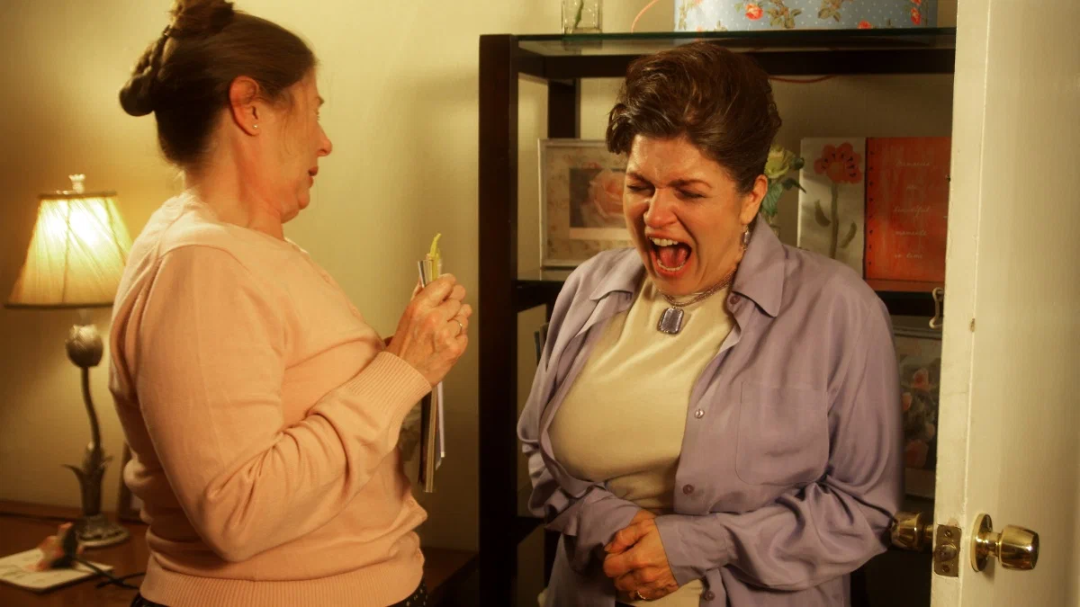 Реакция героинь фильма «Вам бы встретиться с моим сынком!» (2010) на сына-гея