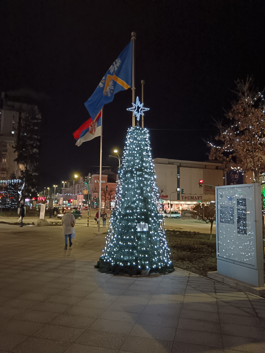 Новогодняя ёлка в центре Ужице.