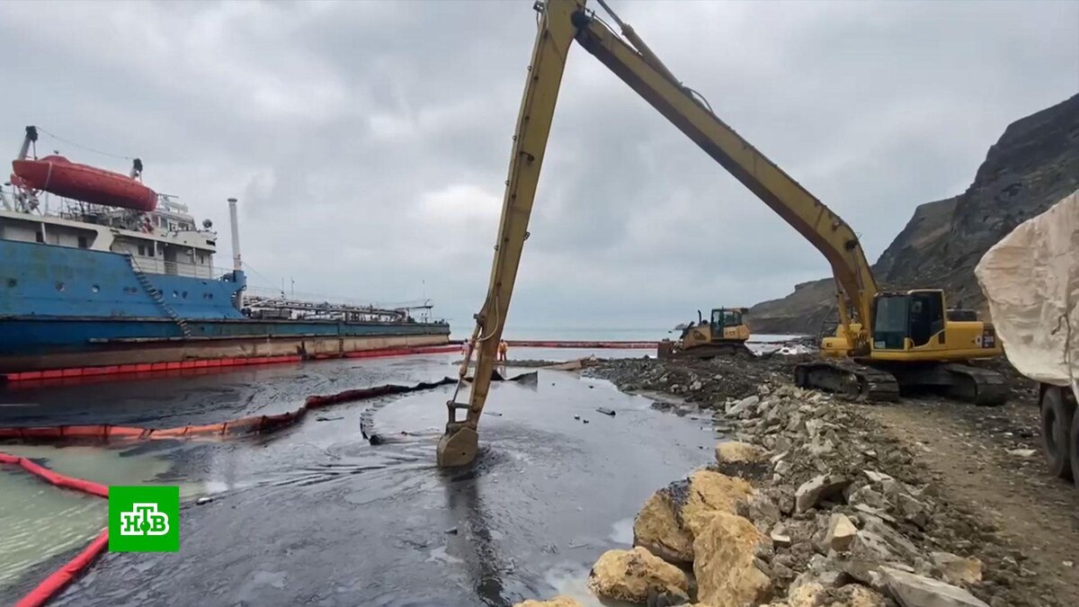    Поврежденный танкер    «Волгонефть-239»    окружают искусственным валом