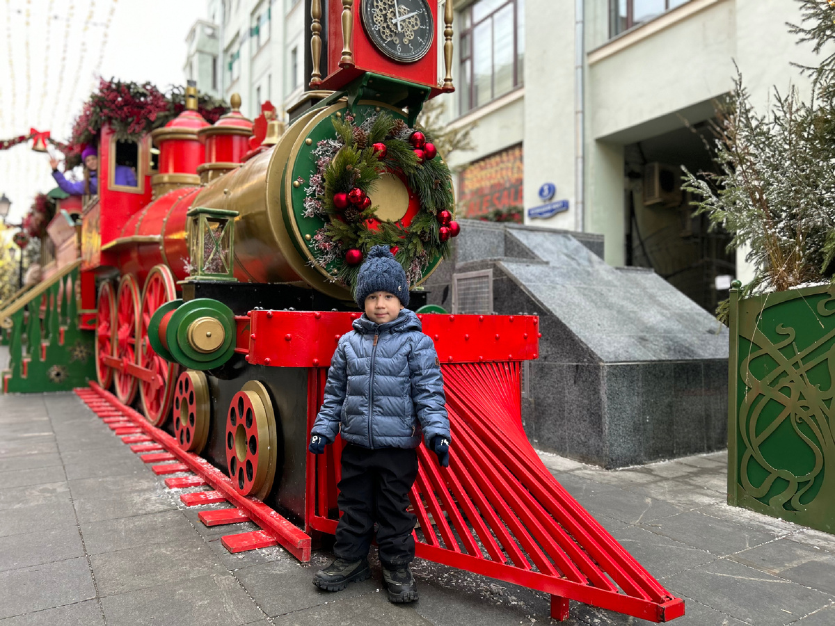 Новогодняя москва. Москва украшена к новому. Украшение москвы к новому году 2025. Новогодняя москва. Блестящий шар в сквере.