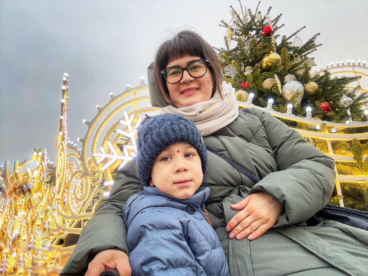 Фото автора. Сфотографировались с младшим сыном на Театральной площади и пошли гулять по Новогодней Москве