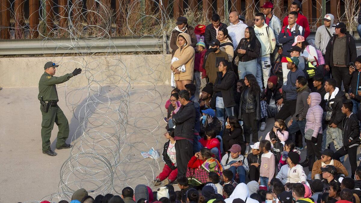 В США через мексиканскую границу пытаются пробраться десятки тысяч мигрантов