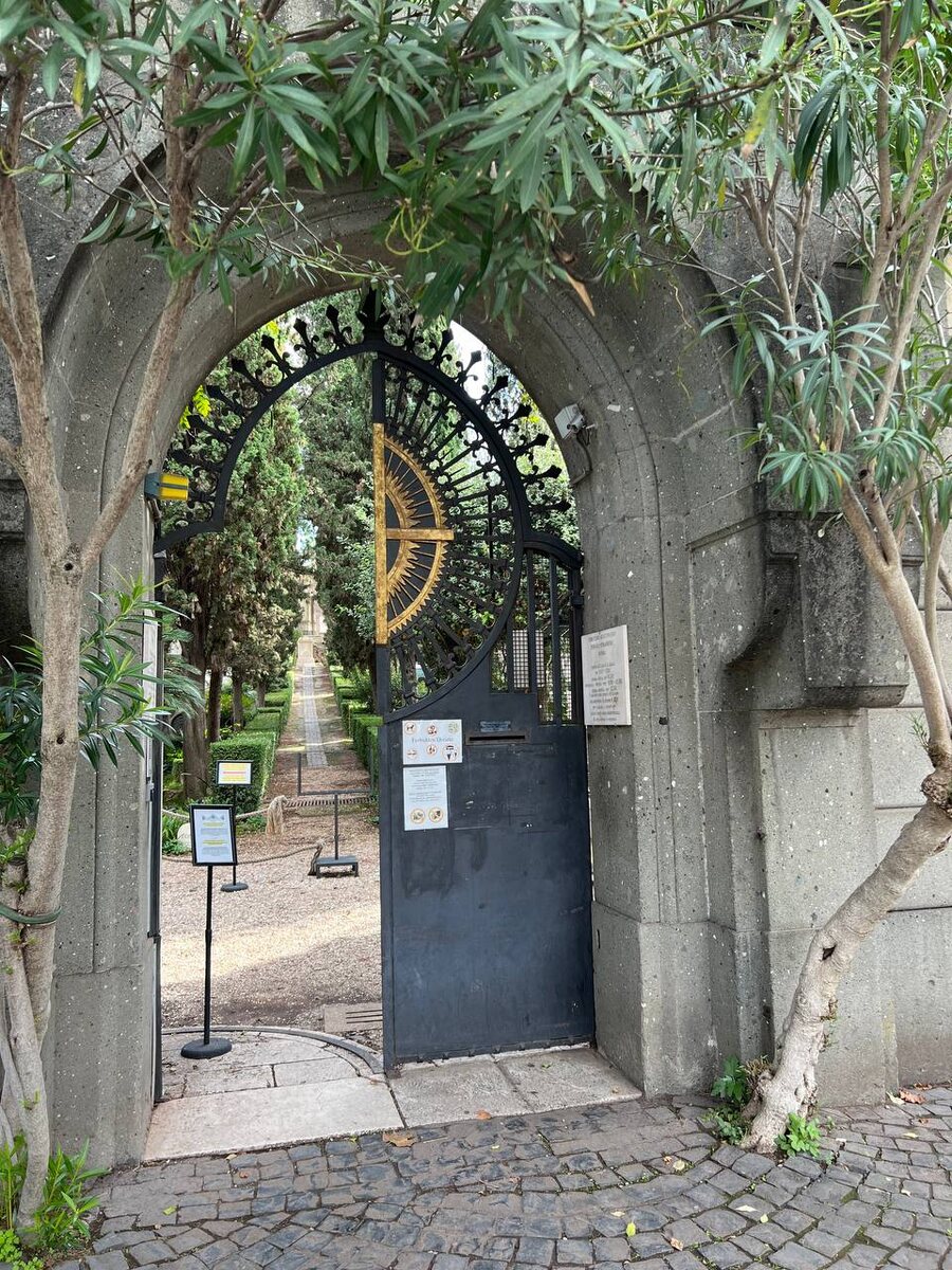 Вход на кладбище 