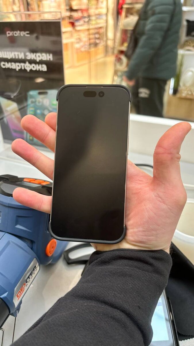 Айфон 16 в бронепленке с бампером