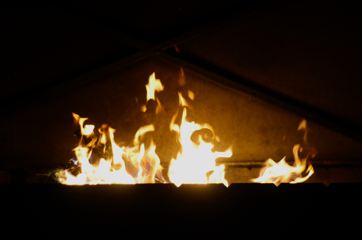 Традиционно в отношениях близнецовых пламён выделяют следующие этапы:
Встреча, узнавание,
первое касание, активация,
сепарация (обычно выражается в алгоритме «убегающий-догоняющий»),
единение, синергия.
