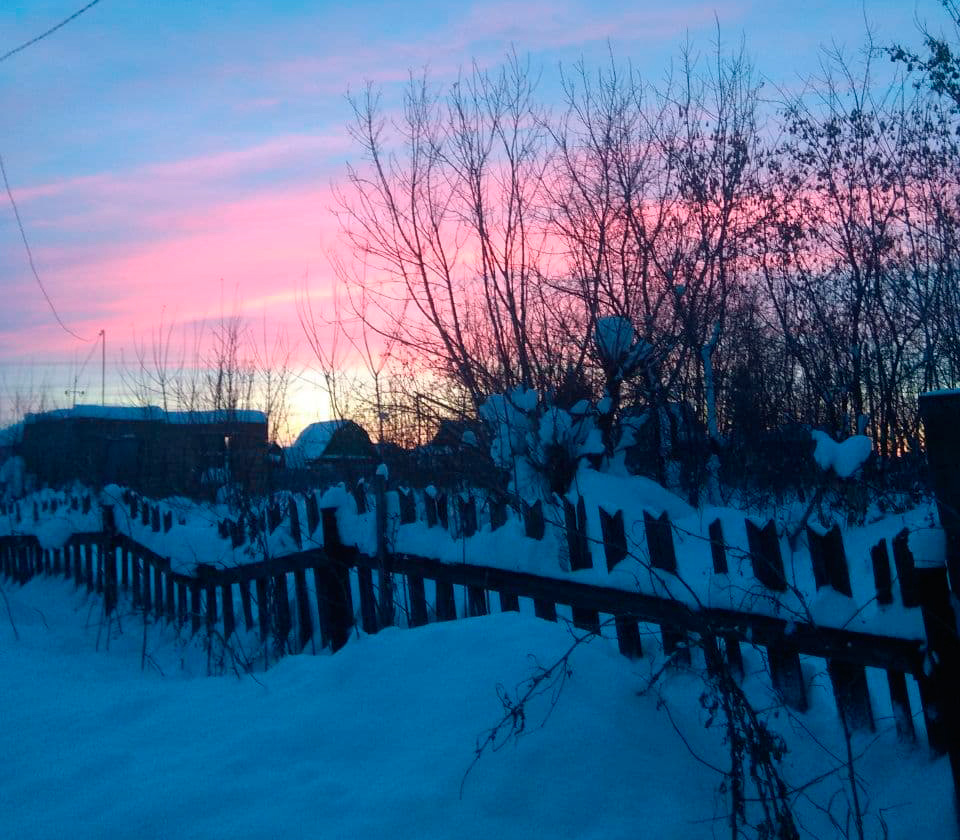 Забор страшный, а вот восход над дачами красивый :)