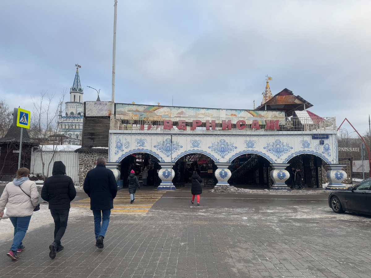 Продавцы приезжают еще затемно, а с 9 утра подтягиваются и остальные.