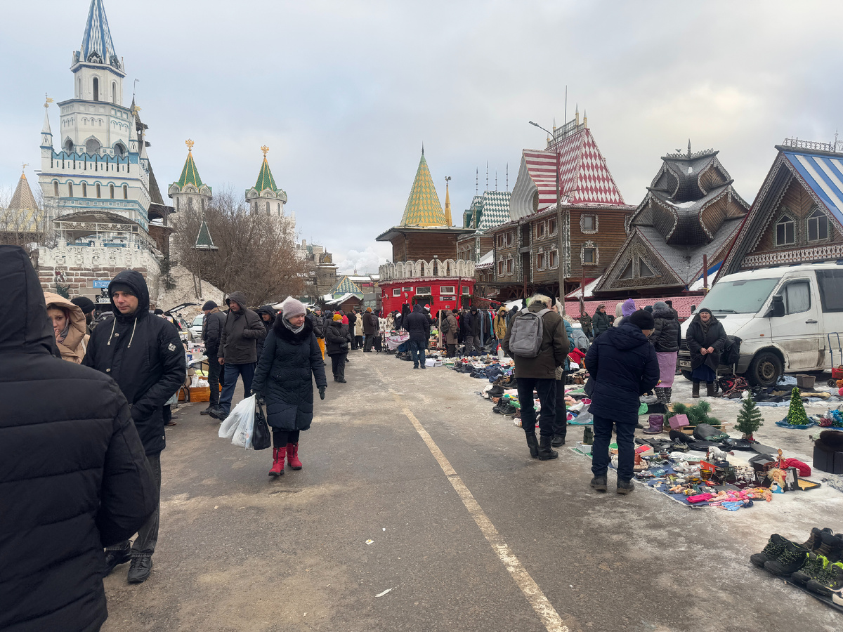 Торговля начинается сразу от входа.