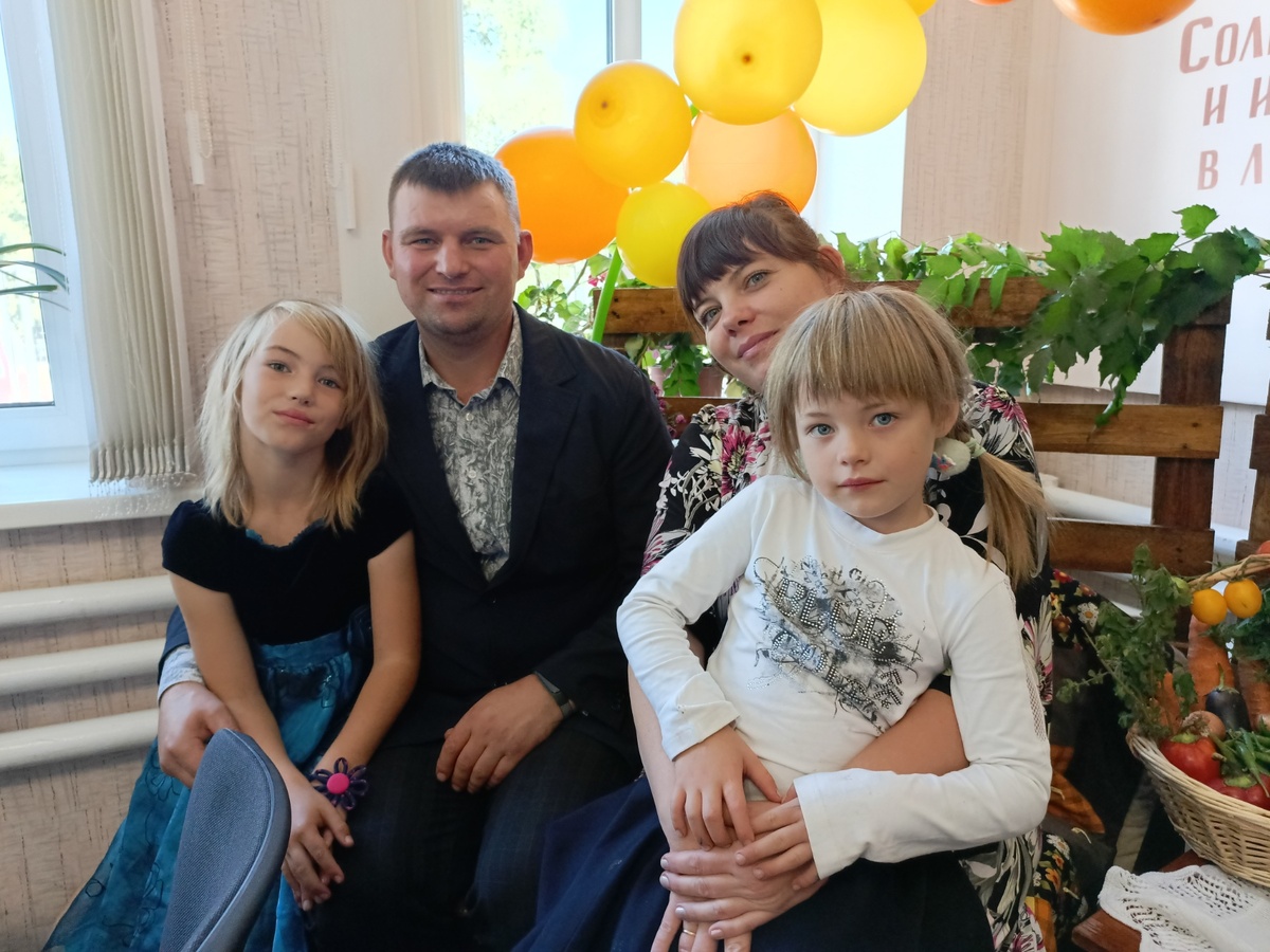 Моя дочь Евгения, ее муж Константин и внучки Алиса и Ева(фото из моего телефона)