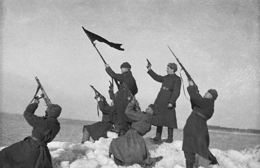 Бойцы на берегу Балтийского моря во время Второй мировой войны - Фото: Становов Александр/ТАСС