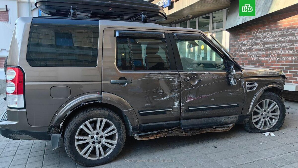    Во Владивостоке мужчина угнал внедорожник и протаранил двери храма