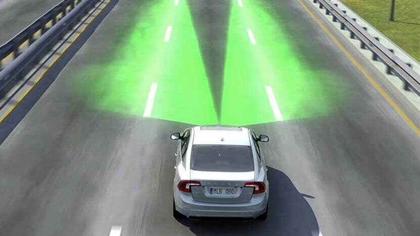 наглядный пример работы системы удержания в полосе 