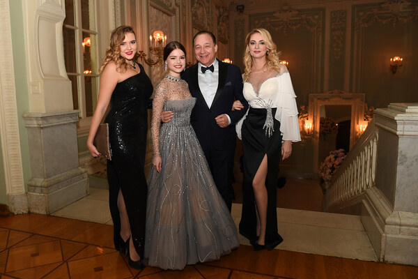 Композитор Максим Дунаевский, супруга Марина Рождественская (справа) и дочери Марина (слева) и Полина перед началом бала дебютанток журнала Tatler в Москве, 2018 год / Екатерина Чеснокова/РИА Новости   📷