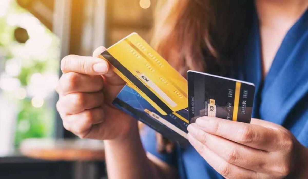     Девушка с кредитными картами. Источник: ria.ru Автор фото: Farknot_Architect