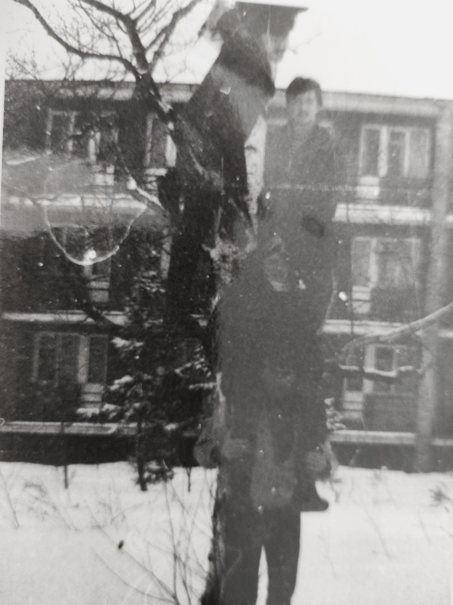 Качества снимка ужасно, но видно здание, как рас с теневой стороны. Это мы дурачимся зимой ))