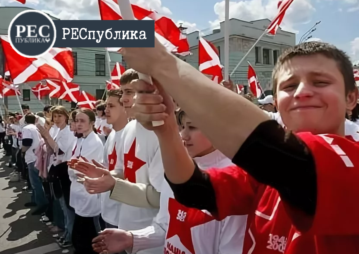 Фотография членов движения "Наши" на митинге