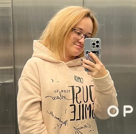 В лифте клиники. Пока еще сохраняю спокойствие.