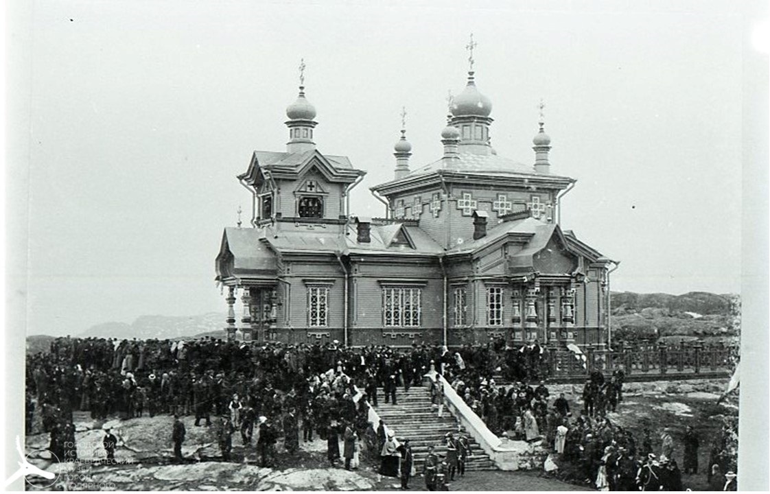 Репродукция с фотографии Я.И. Лейцингера из фотоальбома «Виды г. Александровска на Мурмане, Трифоно-Печенгского монастыря и Мурманского берега». «Открытие г. Александровска»