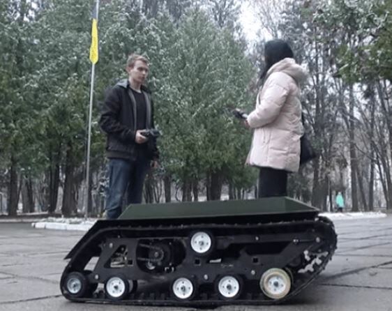 Предположительно разработчик Михаил Бондарчук рядом со своим детищем