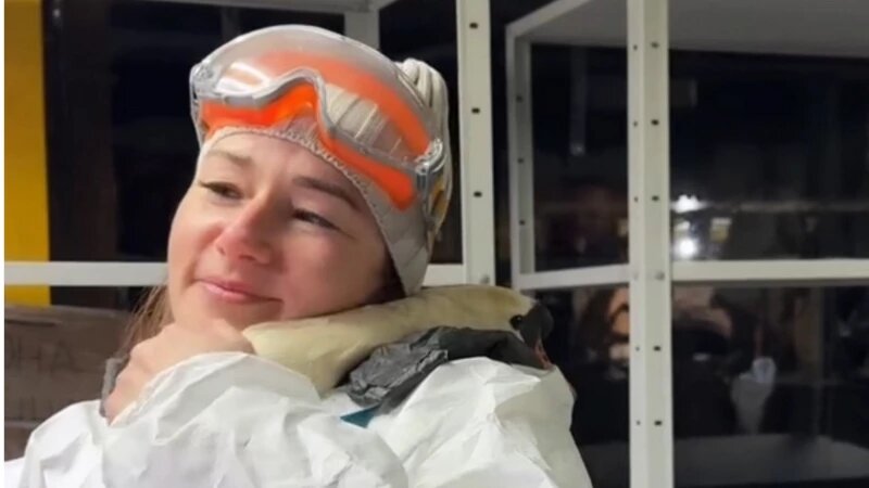     Лебедь отблагодарил волонтера, спасшего его из мазута скриншот из видео