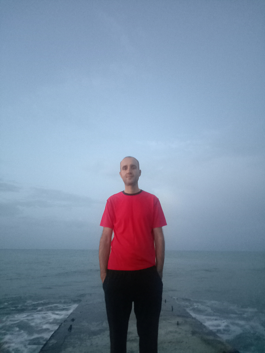 Раннее утро. Зарядка на пирсе.