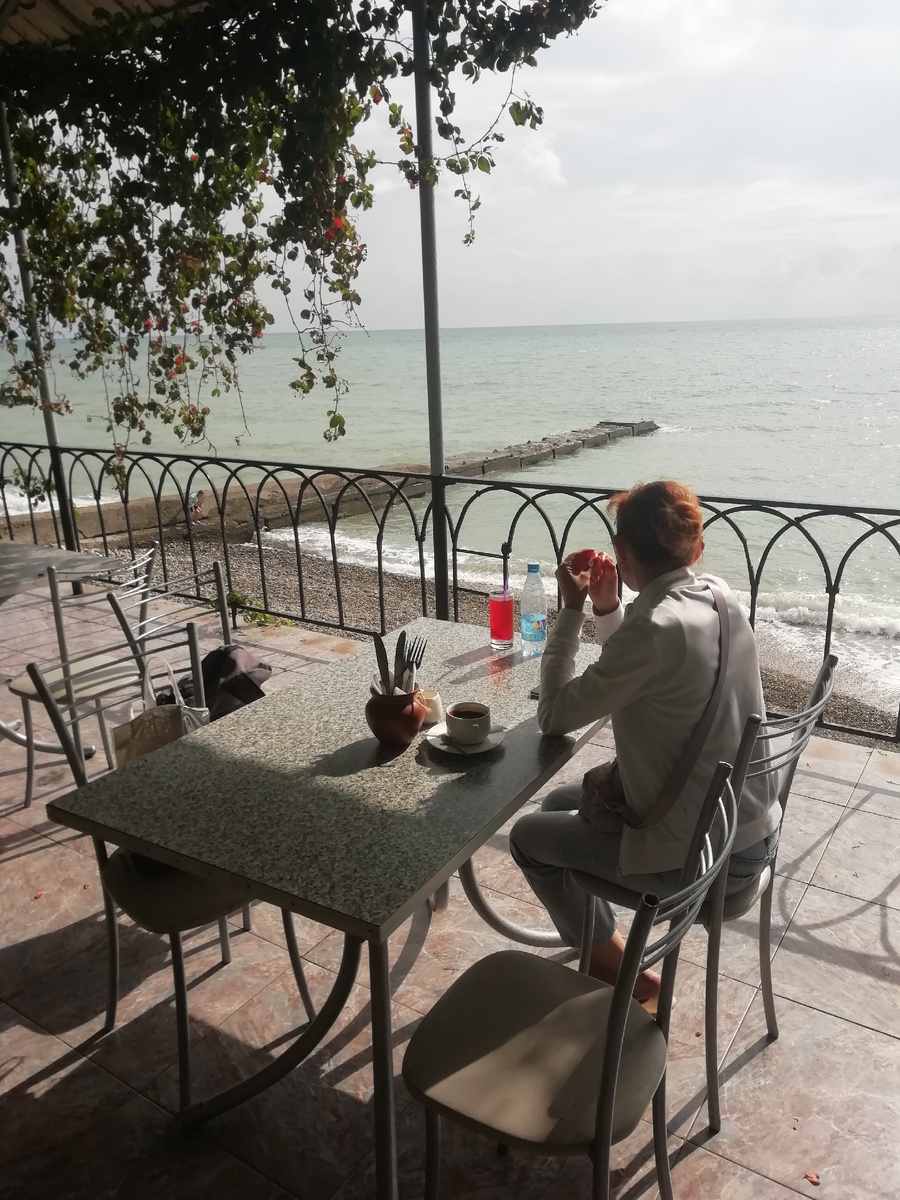 Обед в кафе у моря.