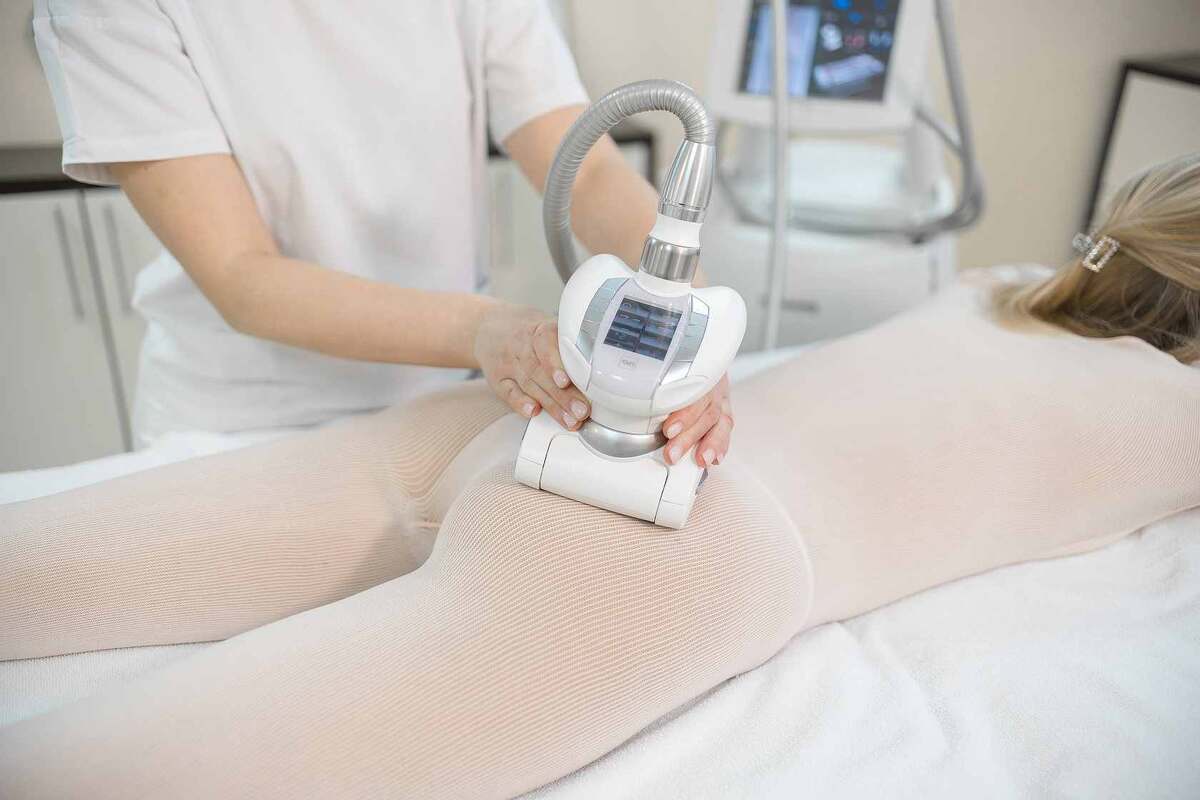 Процедура на оригинальном французском аппарате для липомассажа