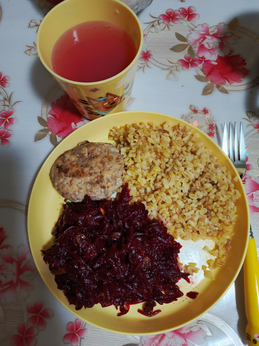 На фото вместе с основным блюдом компот яблоко+слива.