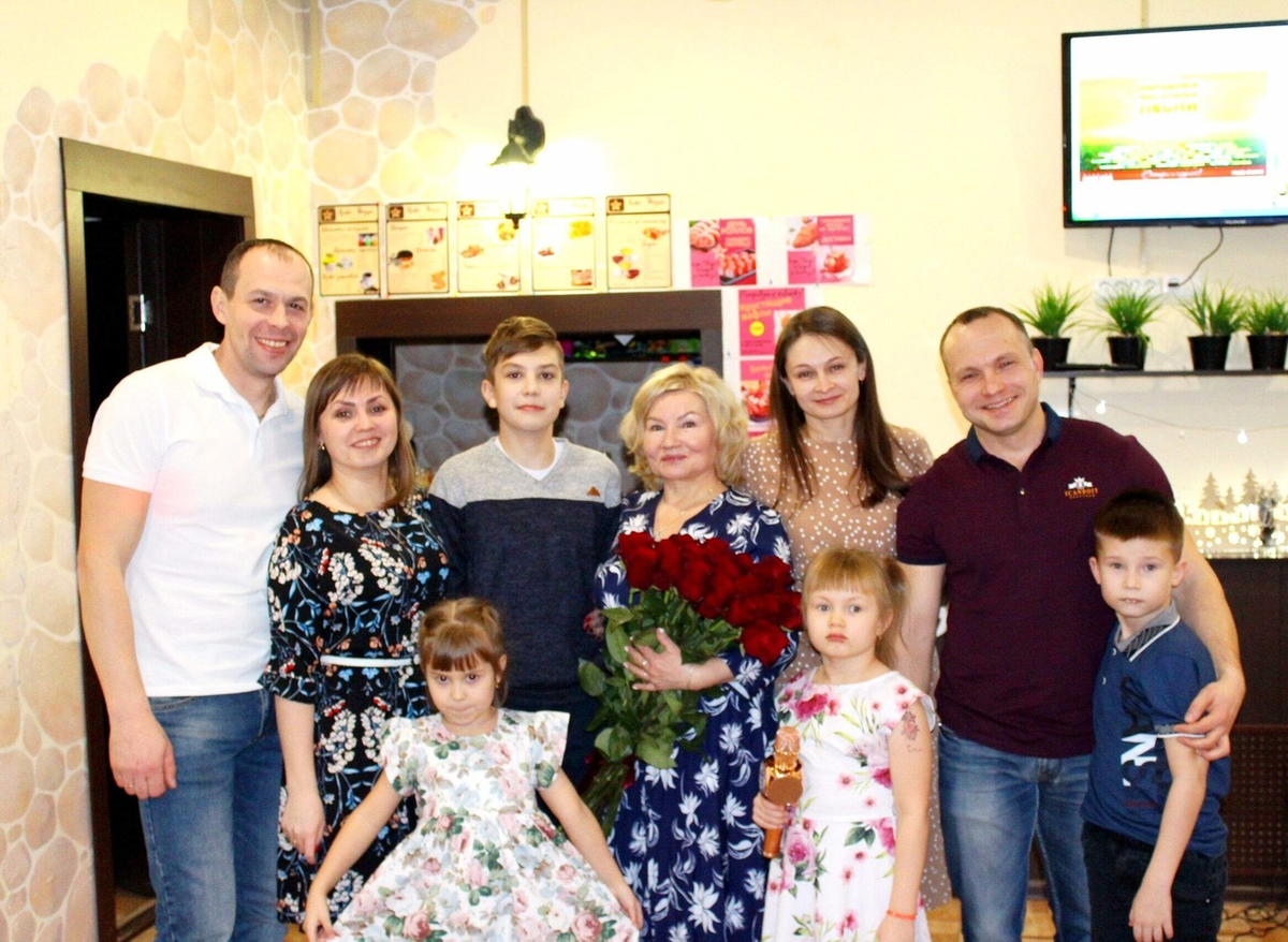 Автор КУЧЕВА ОЛЬГА ФИЛАРЕТОВНА в кругу своих детей и внуков.